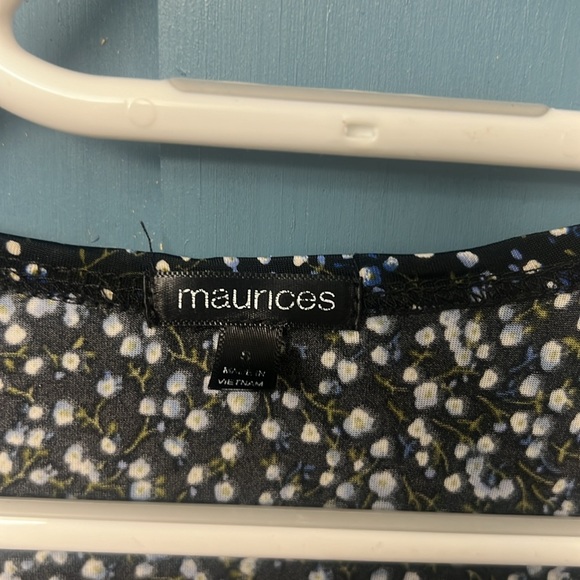 Women’s Sm wrap style top. V-neck. Short sleeve blouse. Floral - Picture 5 of 9